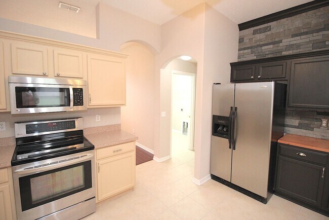 Building Photo - Huge 4 Bed 3 Bath Home w FENCED YARD and SCREENED LANAI for Rent!