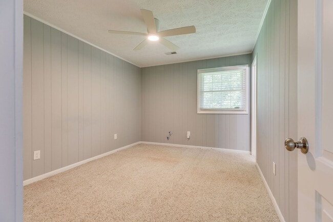 Building Photo - 3 Bed/1.5 Bath in Colonial Heights