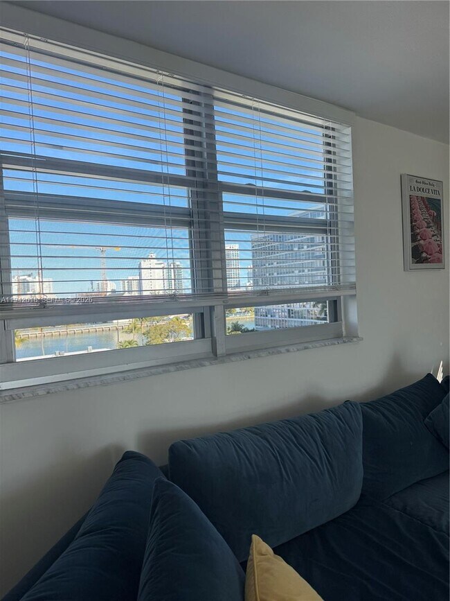 Building Photo - 6900 Bay Dr