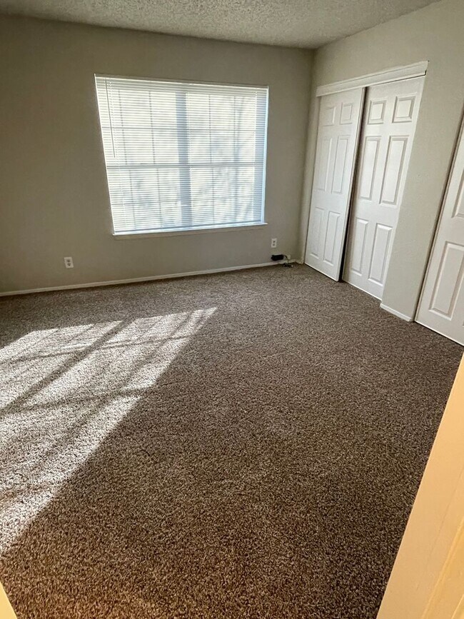 Building Photo - 2 BEDROOM CONDO BY UNT