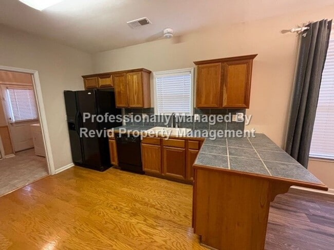 Building Photo - 2 bedroom Home in Harbor Town!!