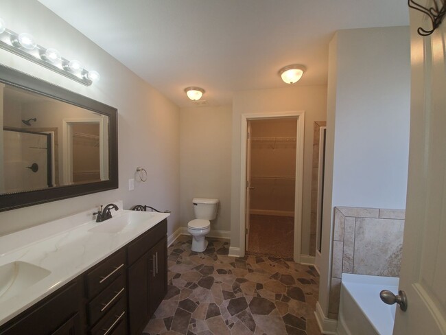 Building Photo - $2100 Executive 3 Bed 2.5 Bath with Bonus ...