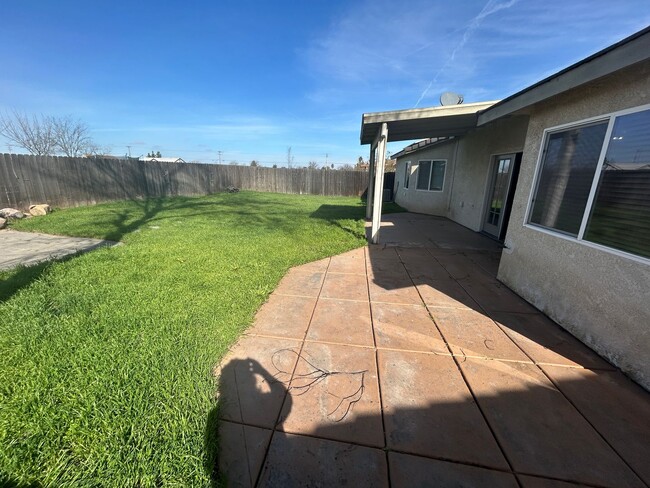 Building Photo - 4 bedrooms with Solar in North Hanford