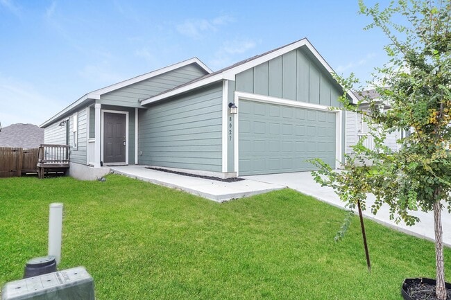 Building Photo - First time rental. Newer build home locate...