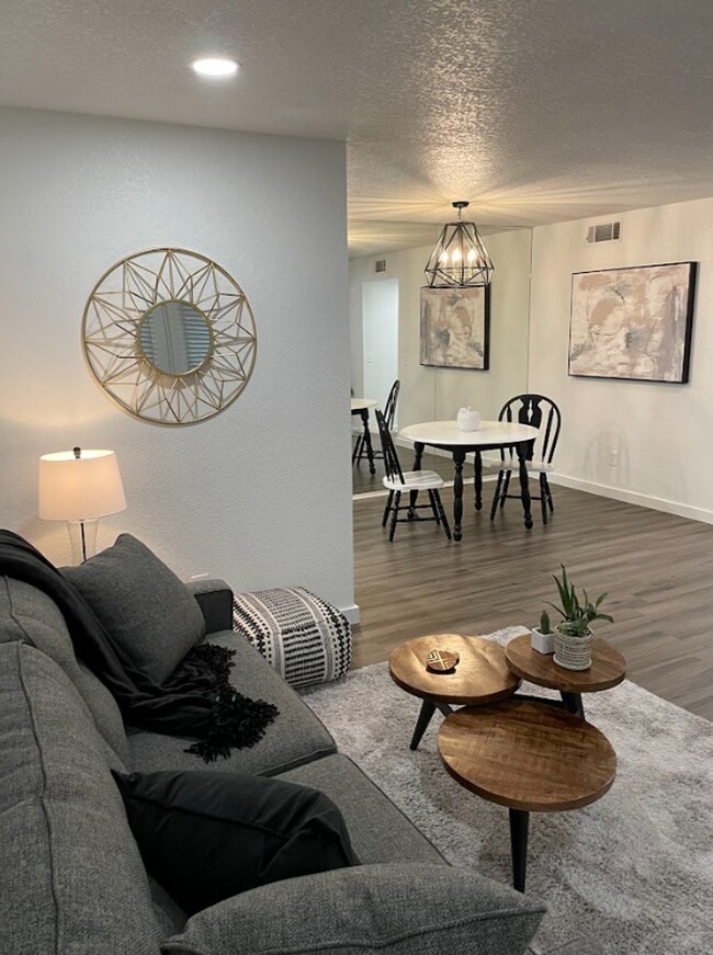 Building Photo - For Rent: Beautifully Remodeled 2 Bed, 2 B...