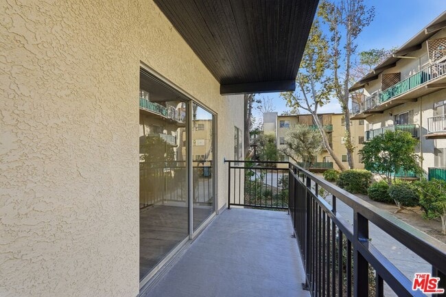 Building Photo - 5460 White Oak Ave