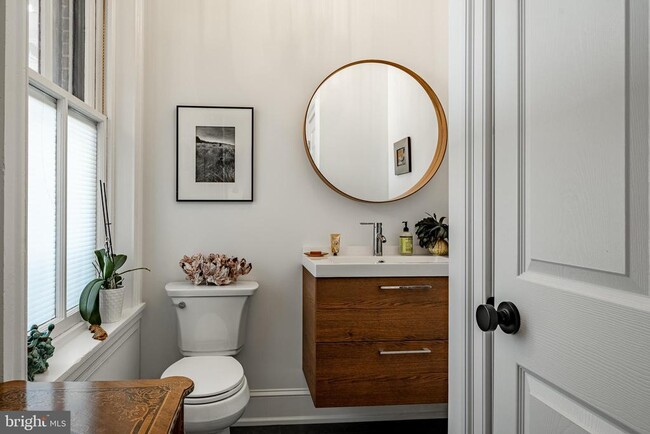 Building Photo - 305 S Walnut St