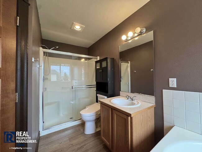 Building Photo - Spacious 4 Bed / 3 Bath Home with Loft, Fenced Yard & Covered Patio in Puyallup!