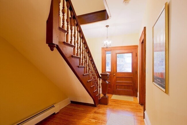 Building Photo - 182 Palfrey St