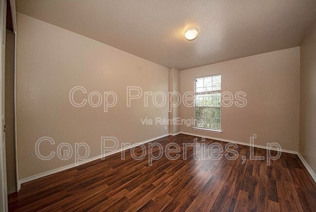 Building Photo - 518 Reba