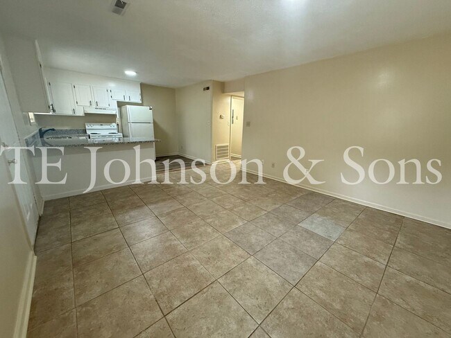 Building Photo - 1506 Oakshire-Water Included