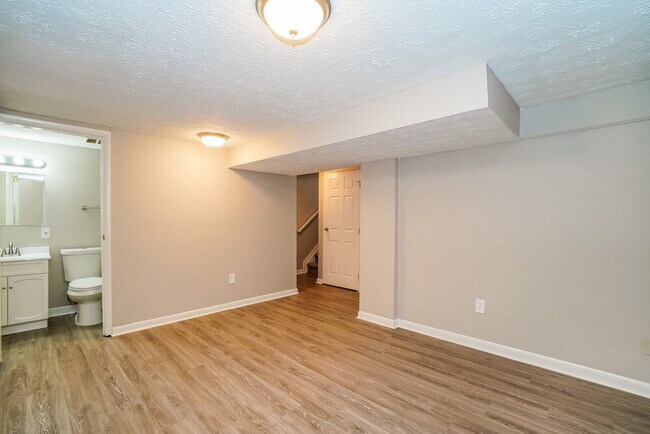 Building Photo - 2557 Brunswick Dr