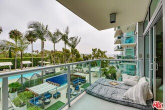 Building Photo - 13700 Marina Pointe Dr