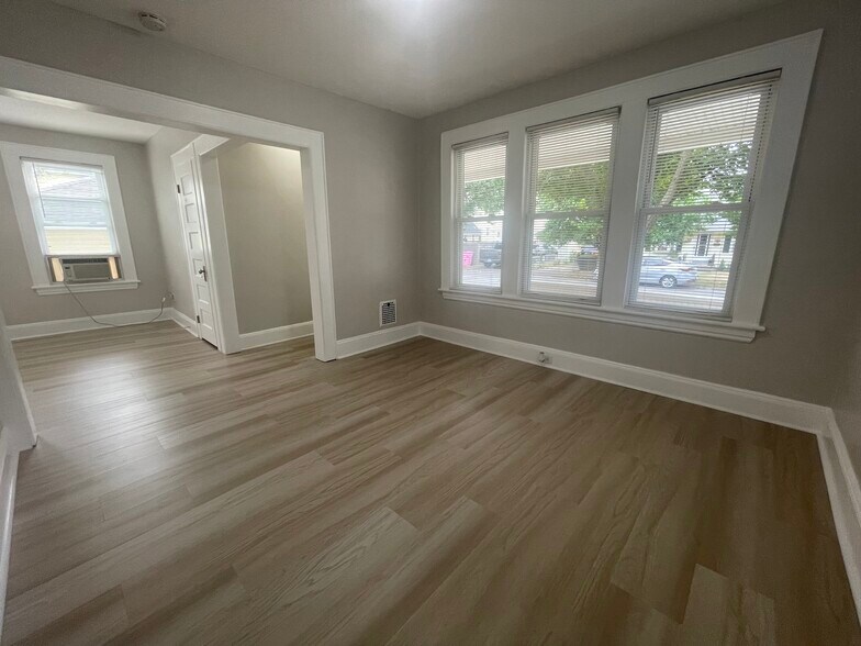 Building Photo - 24 Kenwood Ave