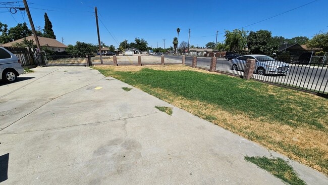 Building Photo - Available Now | 3 Bd 1 Ba Home in East Bak...