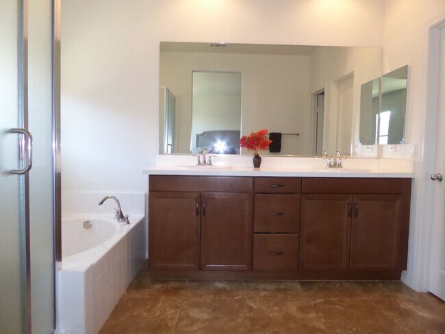 Building Photo - COMING SOON! Beautifully Remodeled 3-Bedro...