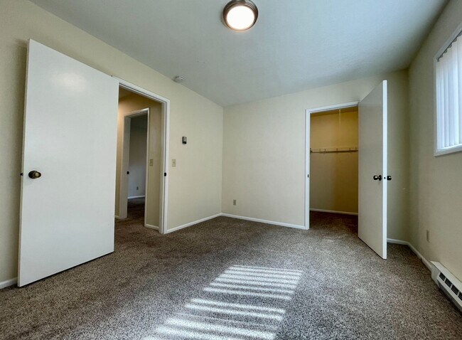 Building Photo - Vintage Main Floor 2 Bedroom in Hollywood ...