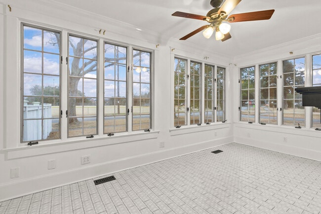 Building Photo - 1502 Tryon Rd