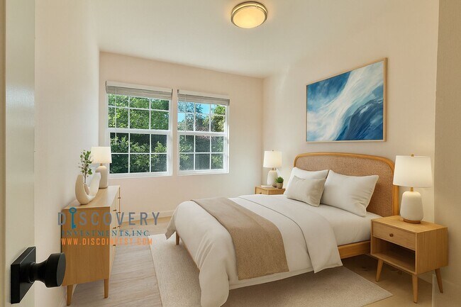 Building Photo - Your Ideal Modern Retreat with Enclosed Yard