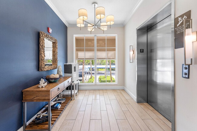 Building Photo - 1024 Bay Colony Dr S