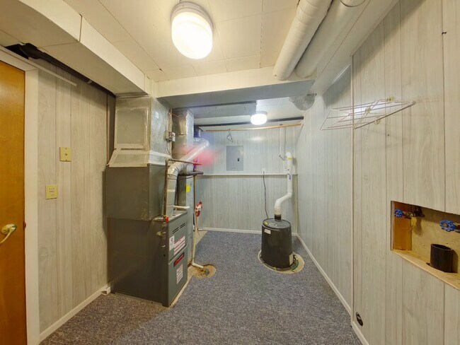 Building Photo - 3 Bedroom Home