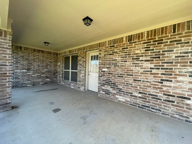 Building Photo - AVAILABLE NOW - 4 BEDROOM 2 BATH HOME IN B...