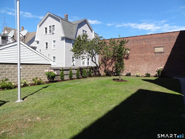 Building Photo - 2806 Fairfield Ave