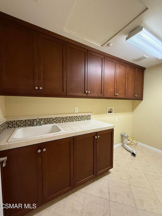 Building Photo - 1574 Silver Shadow Dr