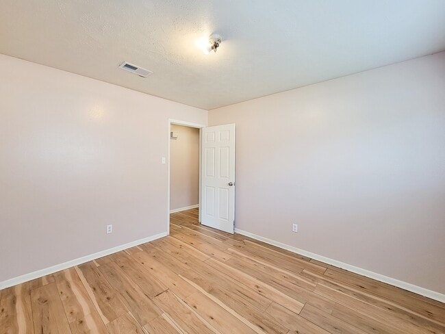 Building Photo - 2114 Yorktown Ct N
