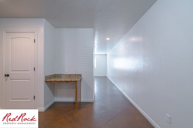 Building Photo - Conveniently located 3 Bedroom Townhome