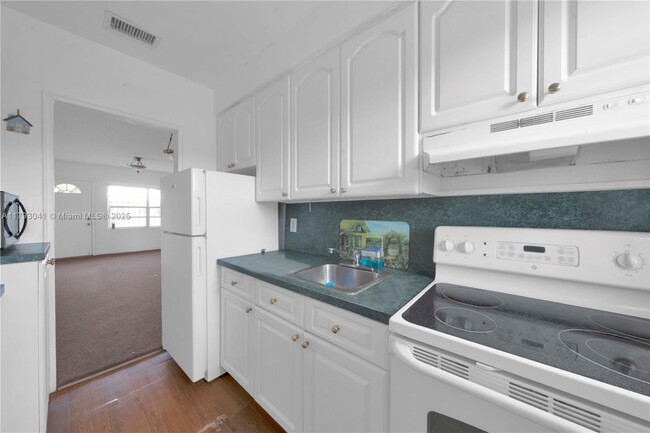 Building Photo - 3401 SW 10th St