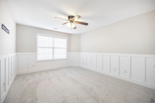 Building Photo - 104 Rosales Dr