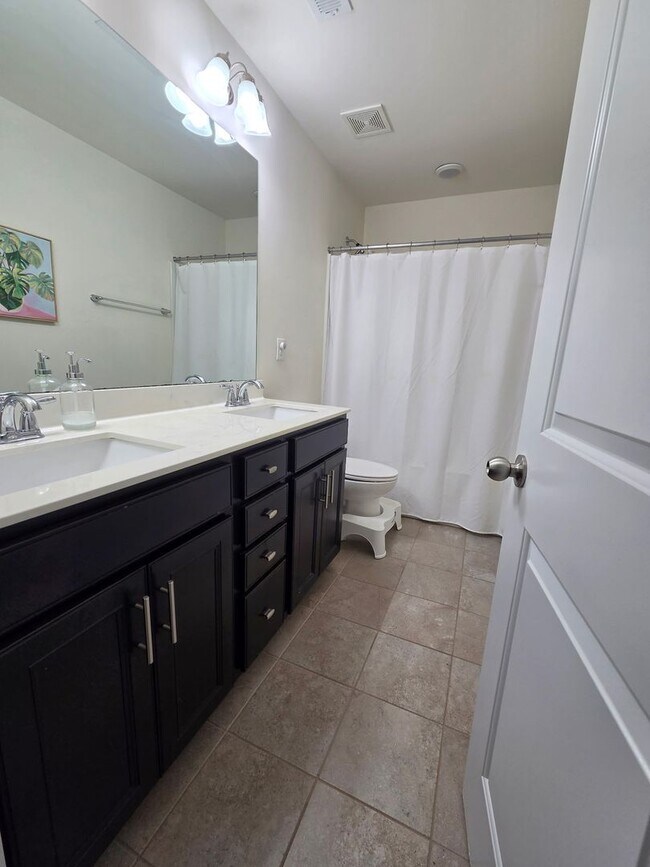 Building Photo - Well Maintained Large townhome in Steele Creek