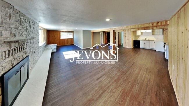 Building Photo - Near Randall Park - Charming home with two kitchens and washer/dryer included!