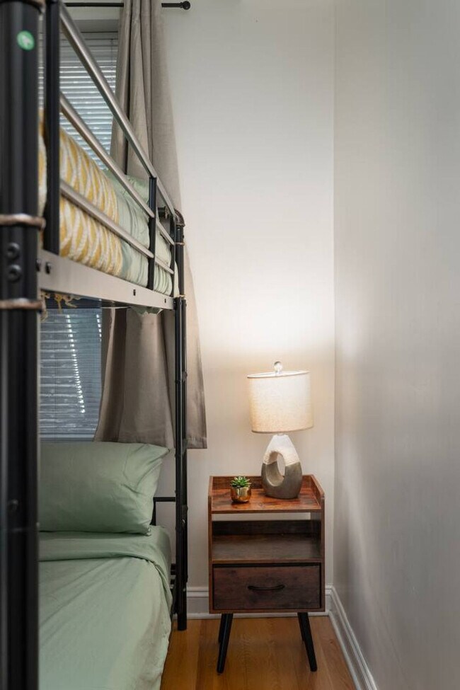 Building Photo - 2724 W Division St