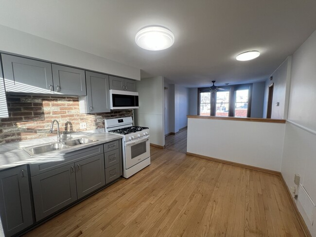 Building Photo - 4008 N Leclaire Ave