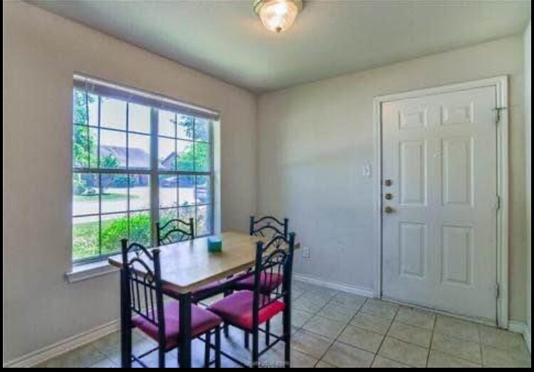 Building Photo - 921 Sun Meadow St