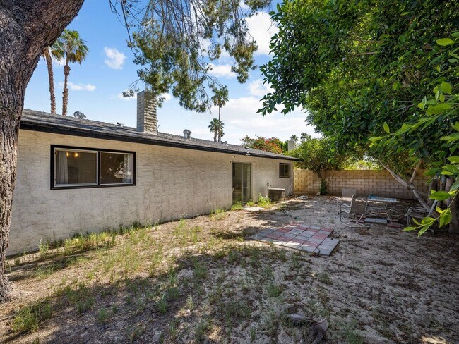 Building Photo - Fully Furnished 3 Bedroom 2 Bath - Single ...