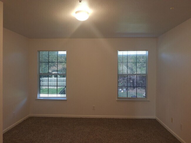 Building Photo - Converse 3 Bedroom Townhouse with Attached One-Car Garage and Large Fenced Backyard