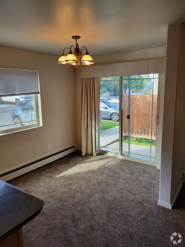 Building Photo - 3 Bedroom, 2.5 Bathroom Townhouse; Short D...