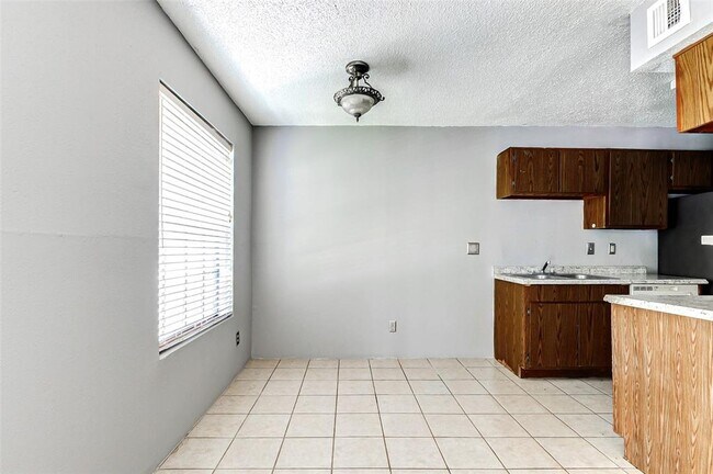 Building Photo - 2750 Holly Hall St