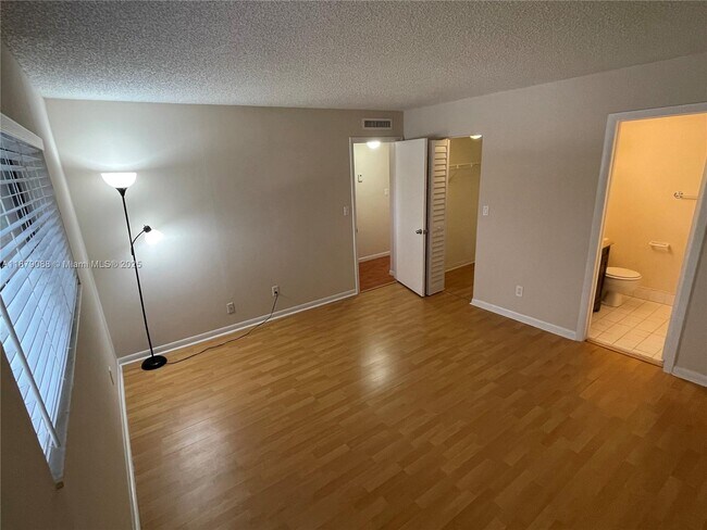 Building Photo - 6900 SW 39th St