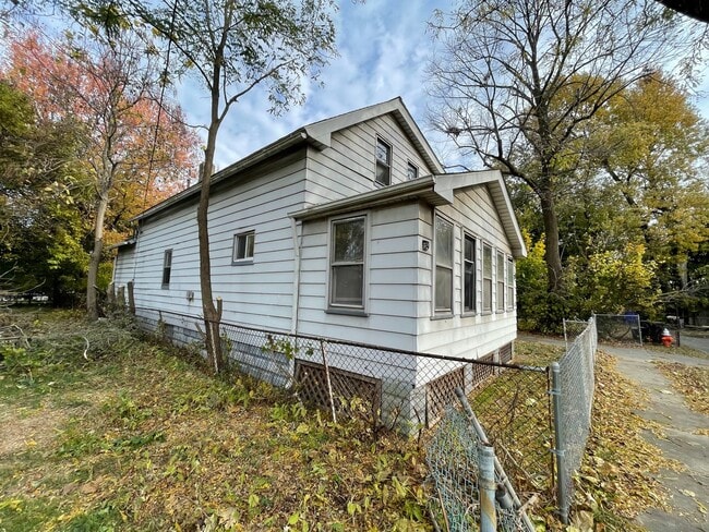 Building Photo - SECTION 8 and EDEN ACCEPTED!! Spacious New...