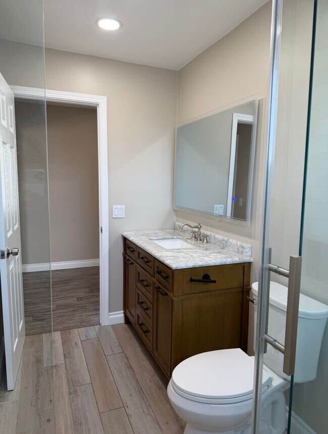 Building Photo - 5 Bed 3 Bath House Available Now!