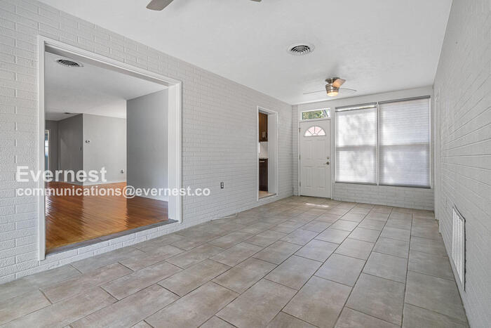 Building Photo - 5600 Tangerine Ave S