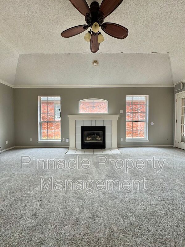 Building Photo - 10 Southridge Dr