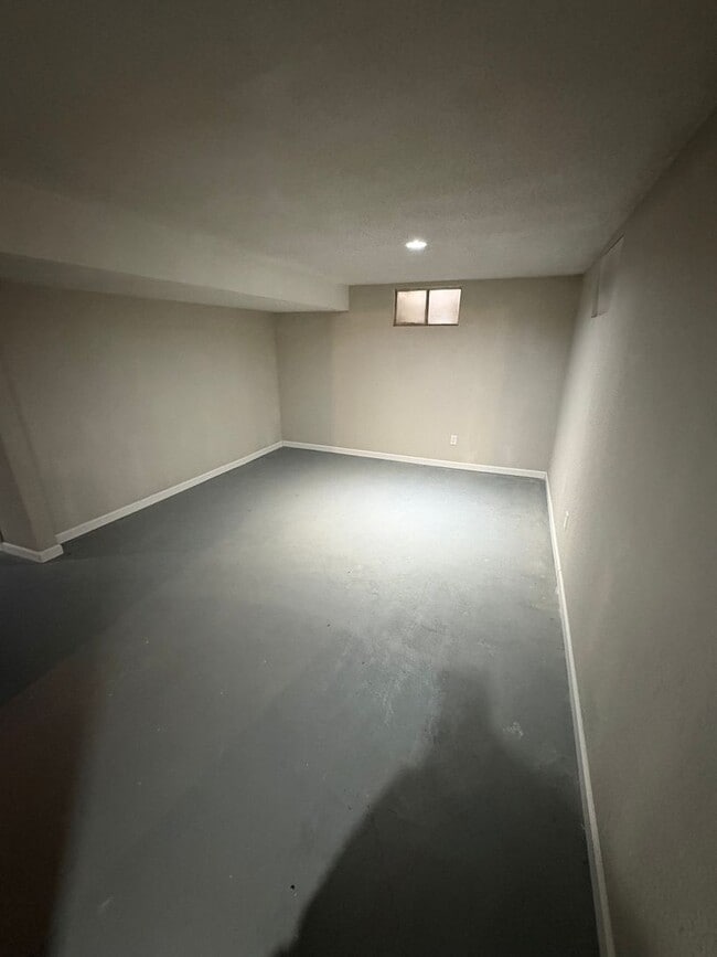 Building Photo - 3 Bed 1 Bath Updated Single Family home