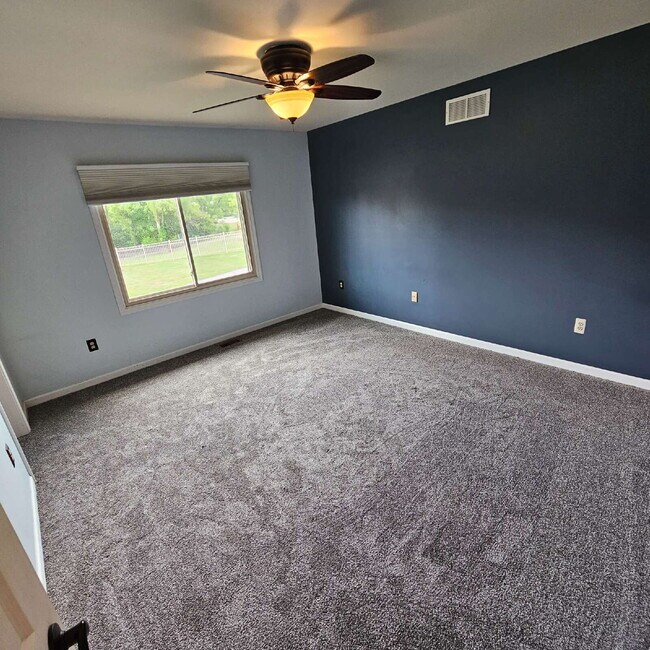 Building Photo - 3 Bedroom, 2 Bathroom Brick Ranch w/ Overs...