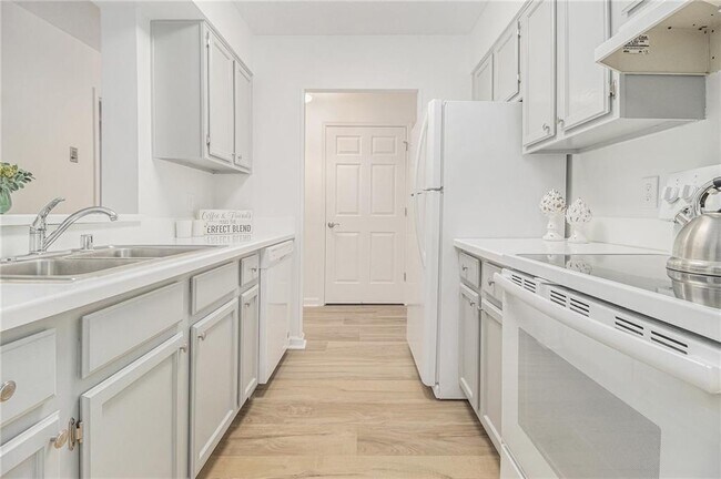 Building Photo - 300 Johnson Ferry Rd