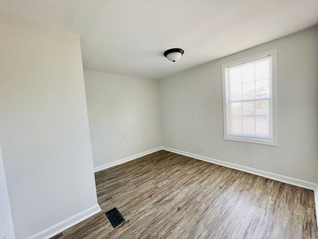 Primary Photo - Completely remodeled 4 bedroom, 2 bath man...